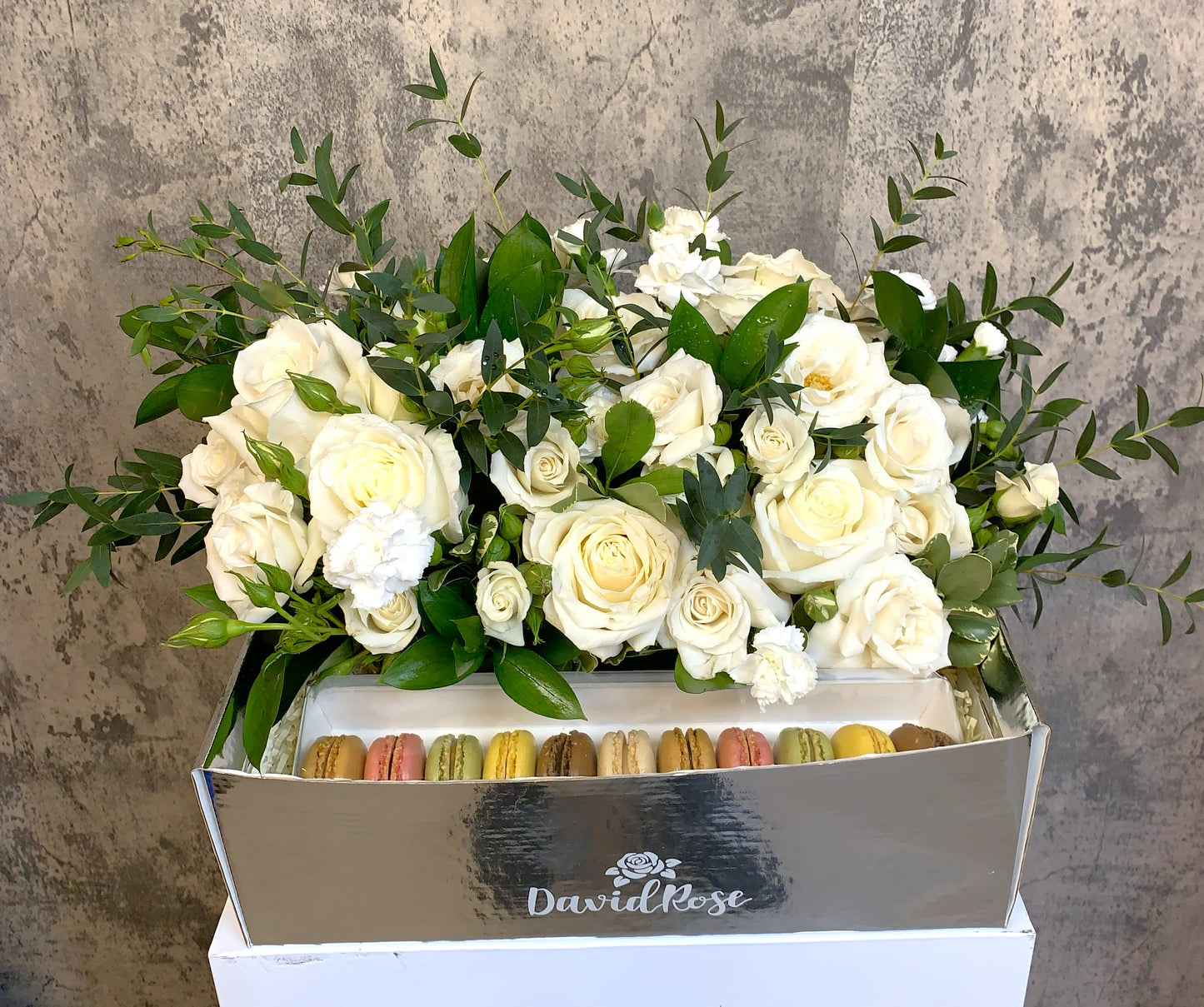 David Rose Signature Roses Box - White