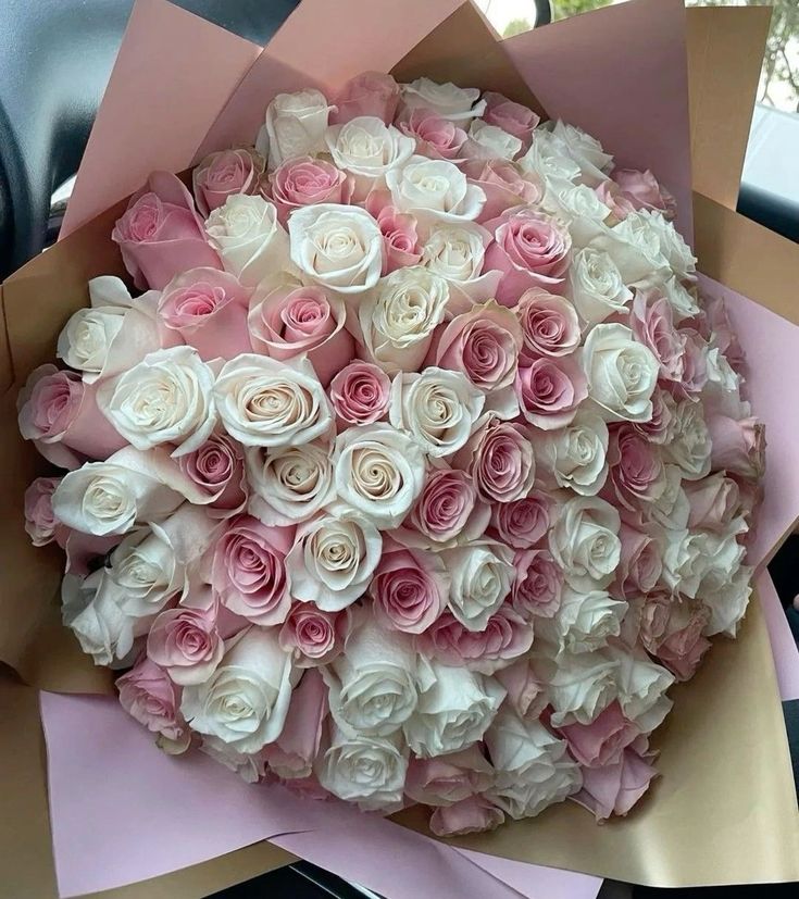 Ramo Buchon White & Pink Roses